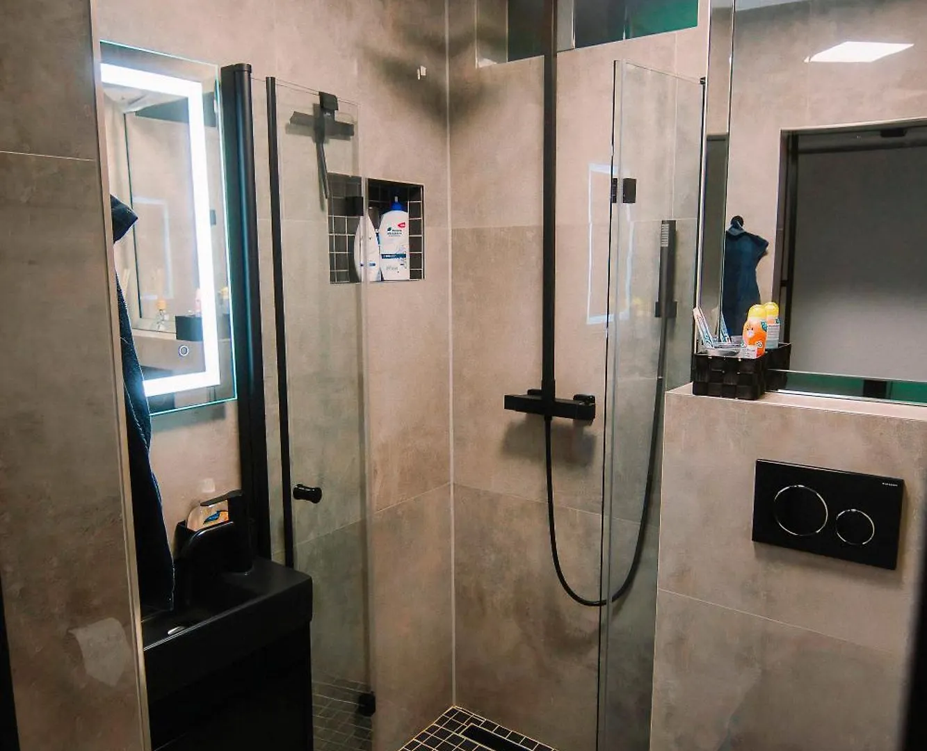 Airport Apart Exklusiv Apartment Mit Eigenem Whirpool 2,5 Km Vom Flughafen Nuernberg  ニュルンベルク